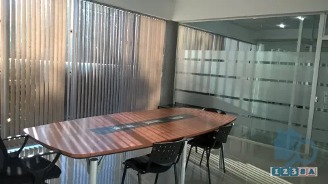Oficina de 5 ambientes con 3 Cocheras en alquiler en Barrio Herrera